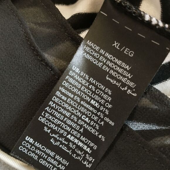 USED White House Black Market Top - Picture 5 of 7